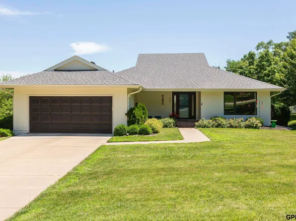 961 S 110th Plz, Omaha, NE 68154