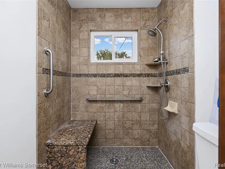 90 Tacoma Dr — Photo 23