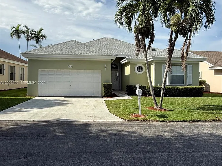 2435 SE 7th Pl — Photo 2