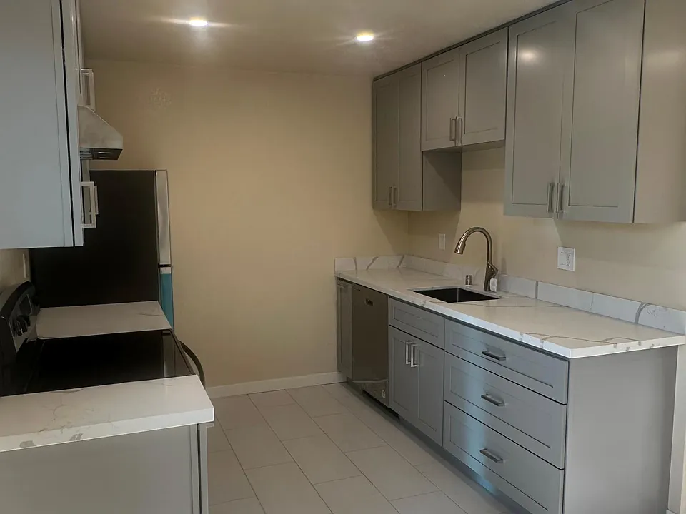 1228 Coronado Dr #22