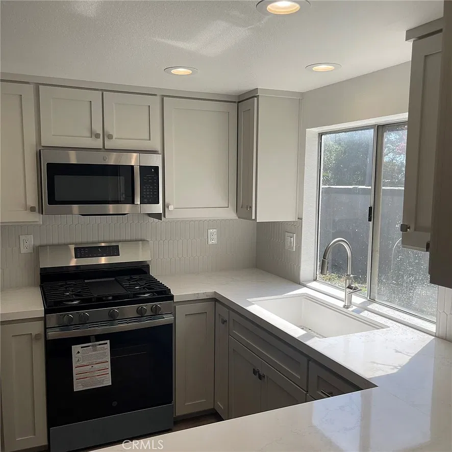 3 bed, 2.5 bath, 1570 sqft, $3,200 — Photo 4