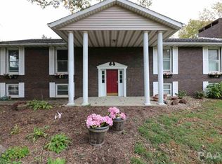 231 Whispering Oaks Dr, Metamora, IL 61548
