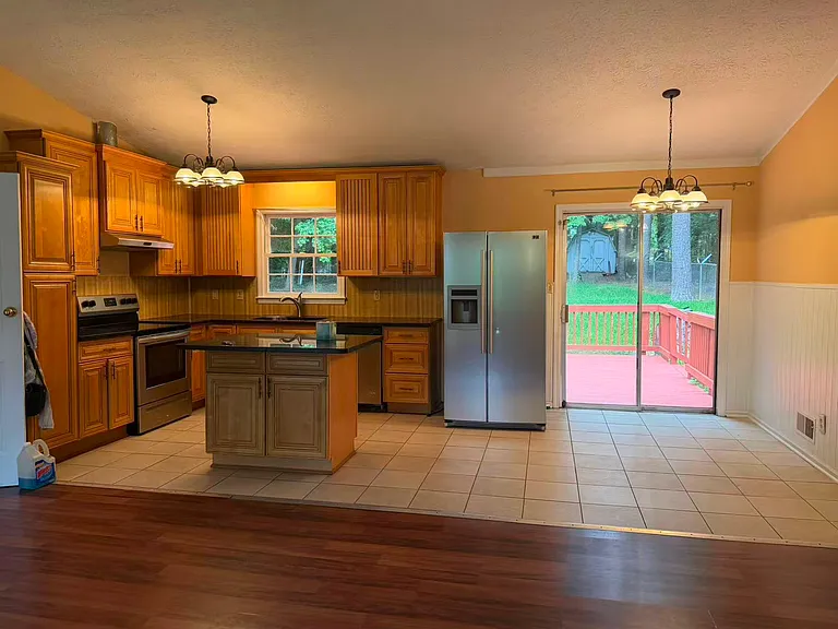 breakfast area, sliding door to the deck and back yard