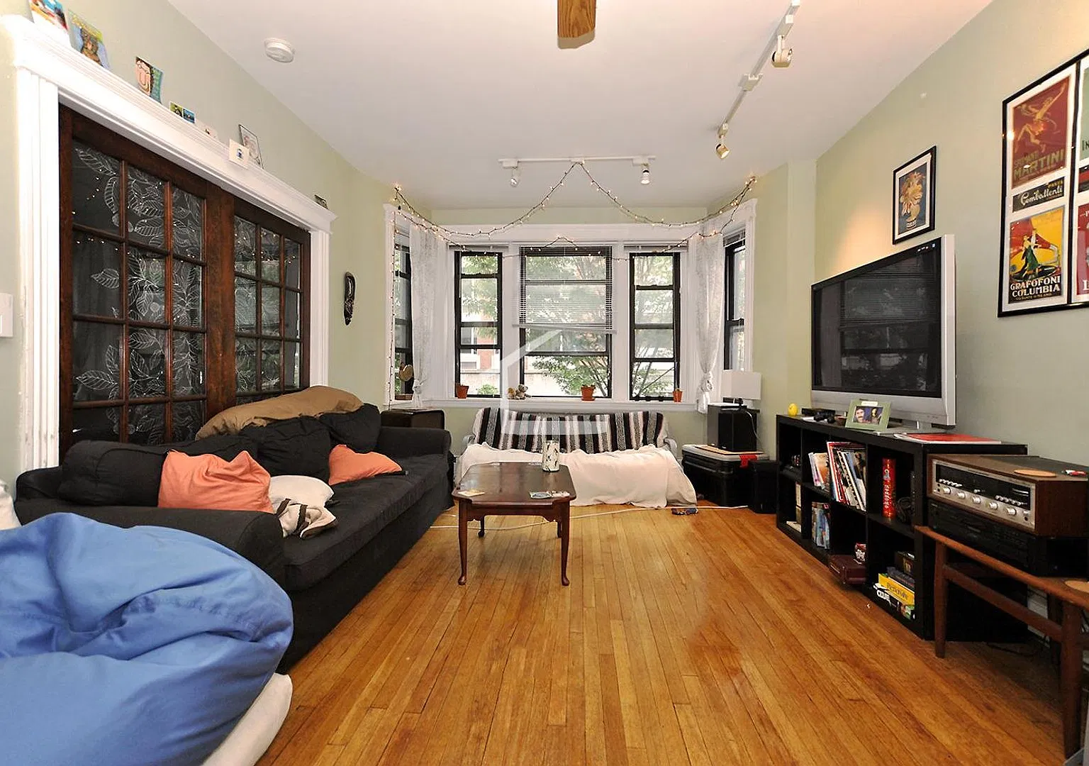 Enormous Brookline 5 bed/2 bath on St. Paul Street. Available 9/1, Students Welcome. — Photo 2