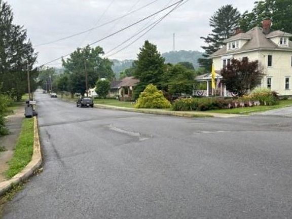 Exterior Neighborhood (street photo)