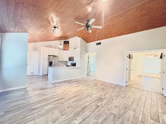 5th image of 3867 Lake Shore Dr