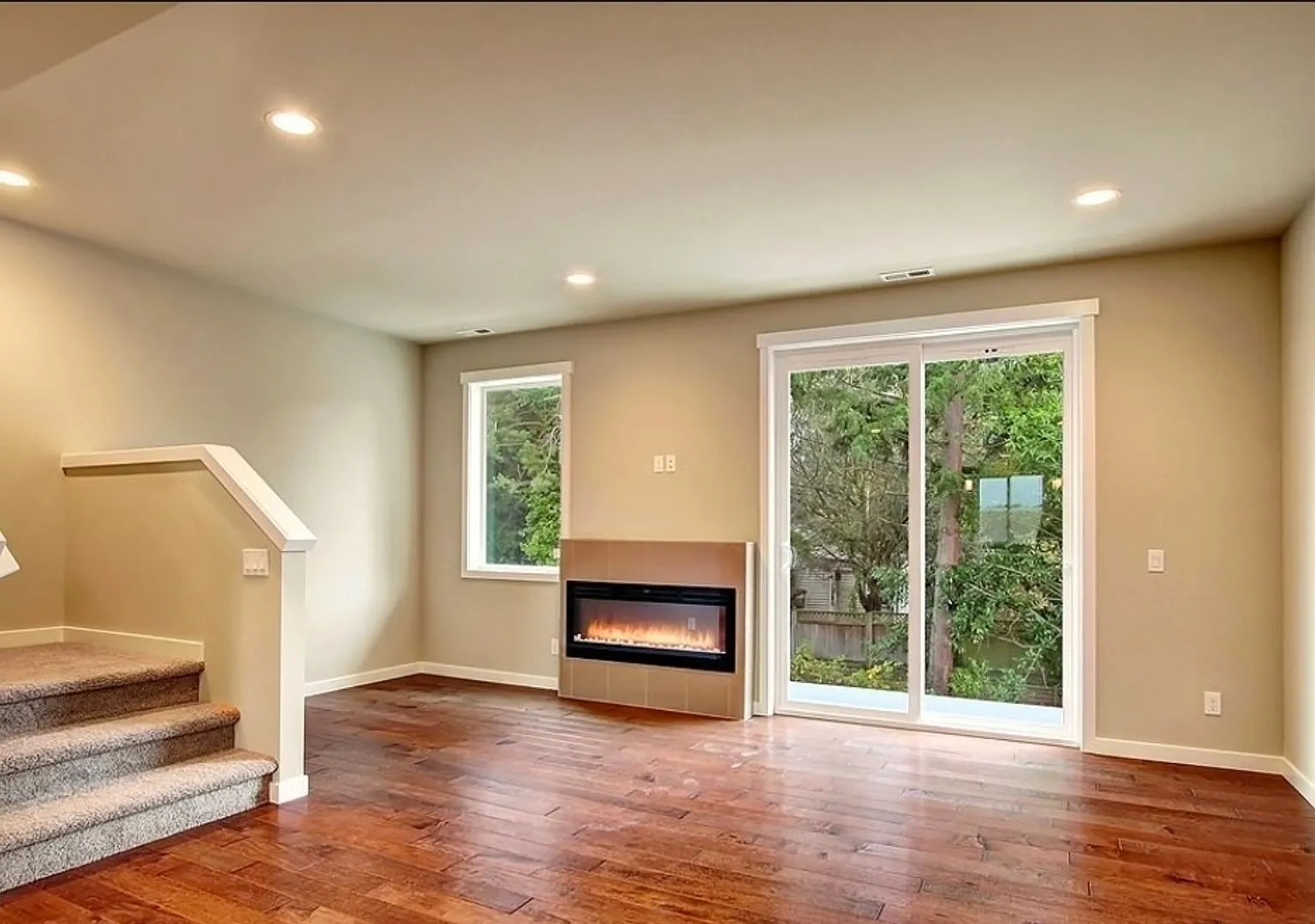 Spacious 3BD/2.5BA Townhouse in Edmonds! — Photo 4