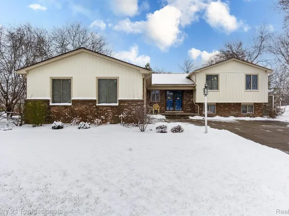 573 Lockmoore Ct, Rochester Hills, MI 48307