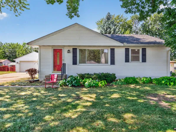 2142 Garnet Dr, Eagan, MN 55122
