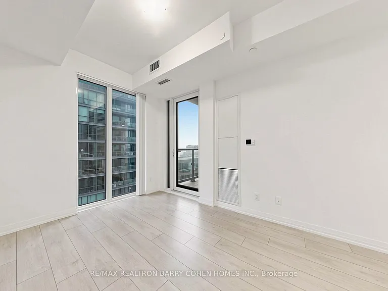 400 King St W #1922 — Photo 31