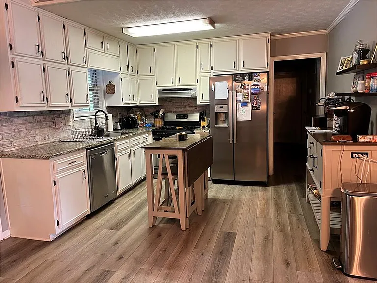 130 Shaw Dr — Photo 2