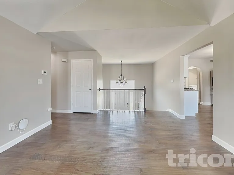 2116 SW Chase Dr — Photo 3