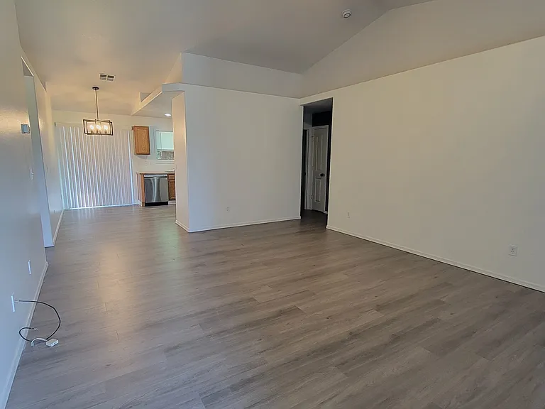 2513 W Grouse Ave — Photo 4