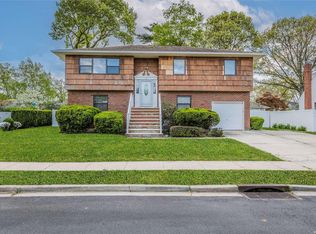 26 James St, Farmingdale, NY 11735