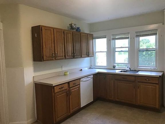 2nd image of 174 Whitwell St #1