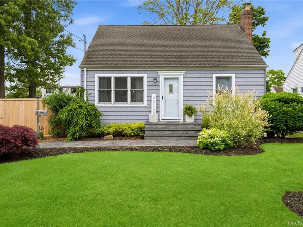 319 N Fulton Avenue, Lindenhurst, NY 11757