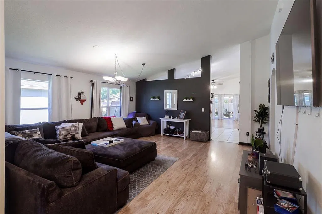 4 bed, 2.5 bath, 1873 sqft, $3,100 — Photo 4