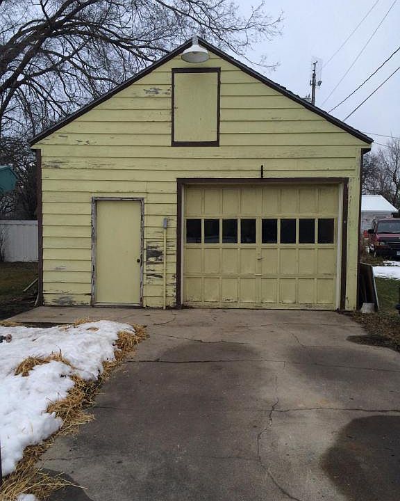 2nd image of 611 10th Ave W