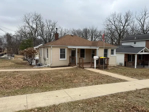 390 Greenwood Ave, East Dubuque, IL 61025