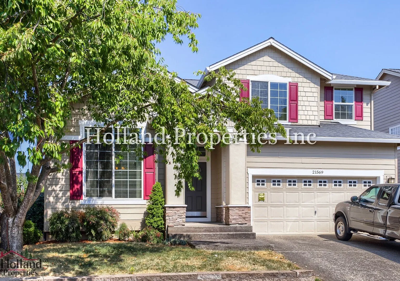 Spacious 4BR Beaverton Home with Gas Fireplace, Fenced Yard & Garage — Photo 2