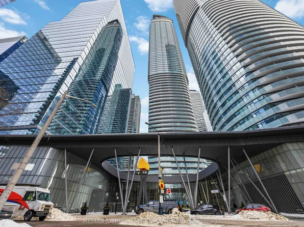 14 York St #2302, Toronto, ON M5J 0B1