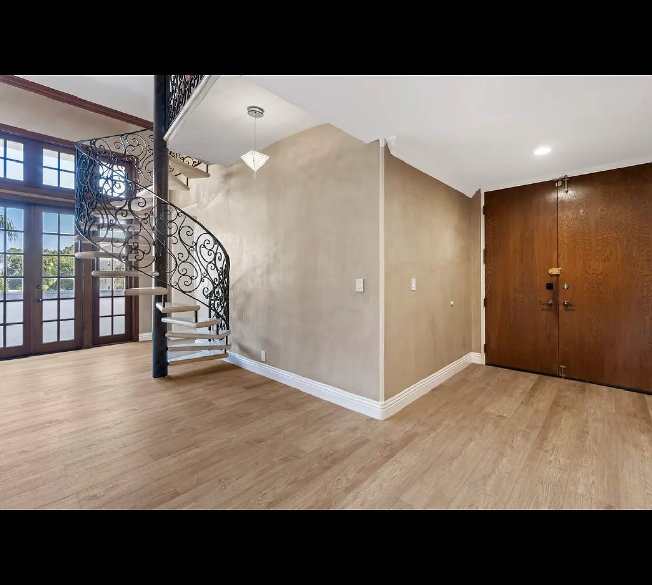 2 bed, 2.5 bath, 2400 sqft, $6,200 — Photo 1