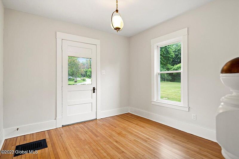 3rd image of 340 Alplaus Avenue