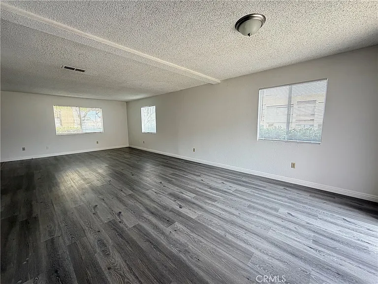 411 S Orange Ave — Photo 2
