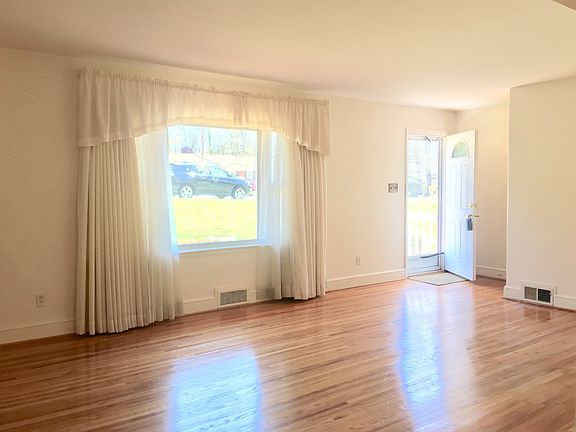 3rd image of 712 Auburn Pl