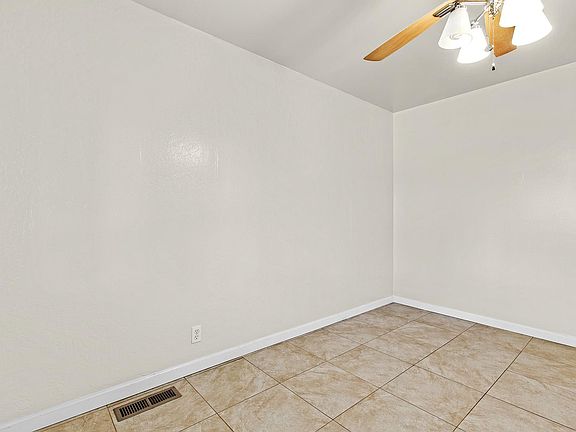 5th image of 814 Carmel Ct