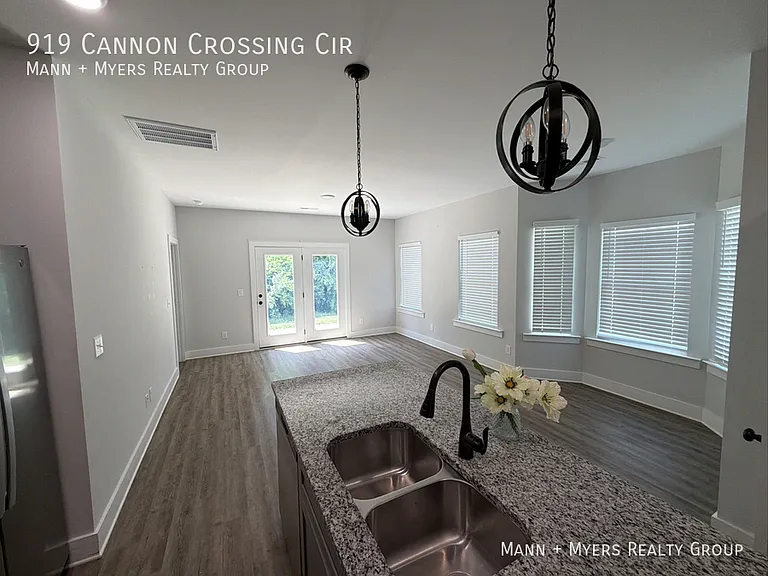 919 Cannon Crossing Cir — Photo 2