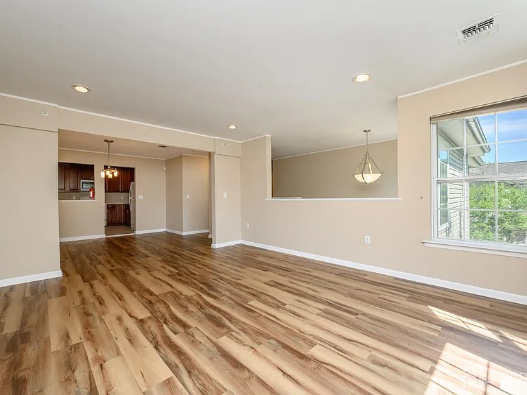 303 Pinelli Dr — Photo 8