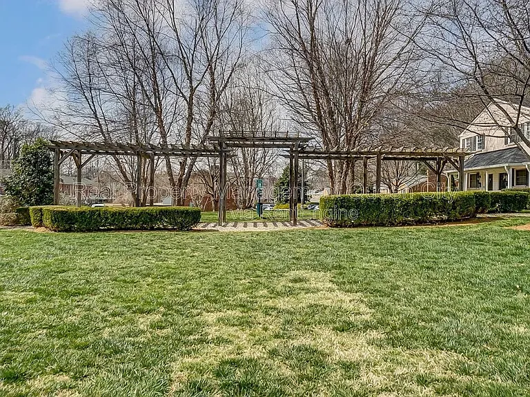 1224 Green Oaks Ln #B — Photo 16
