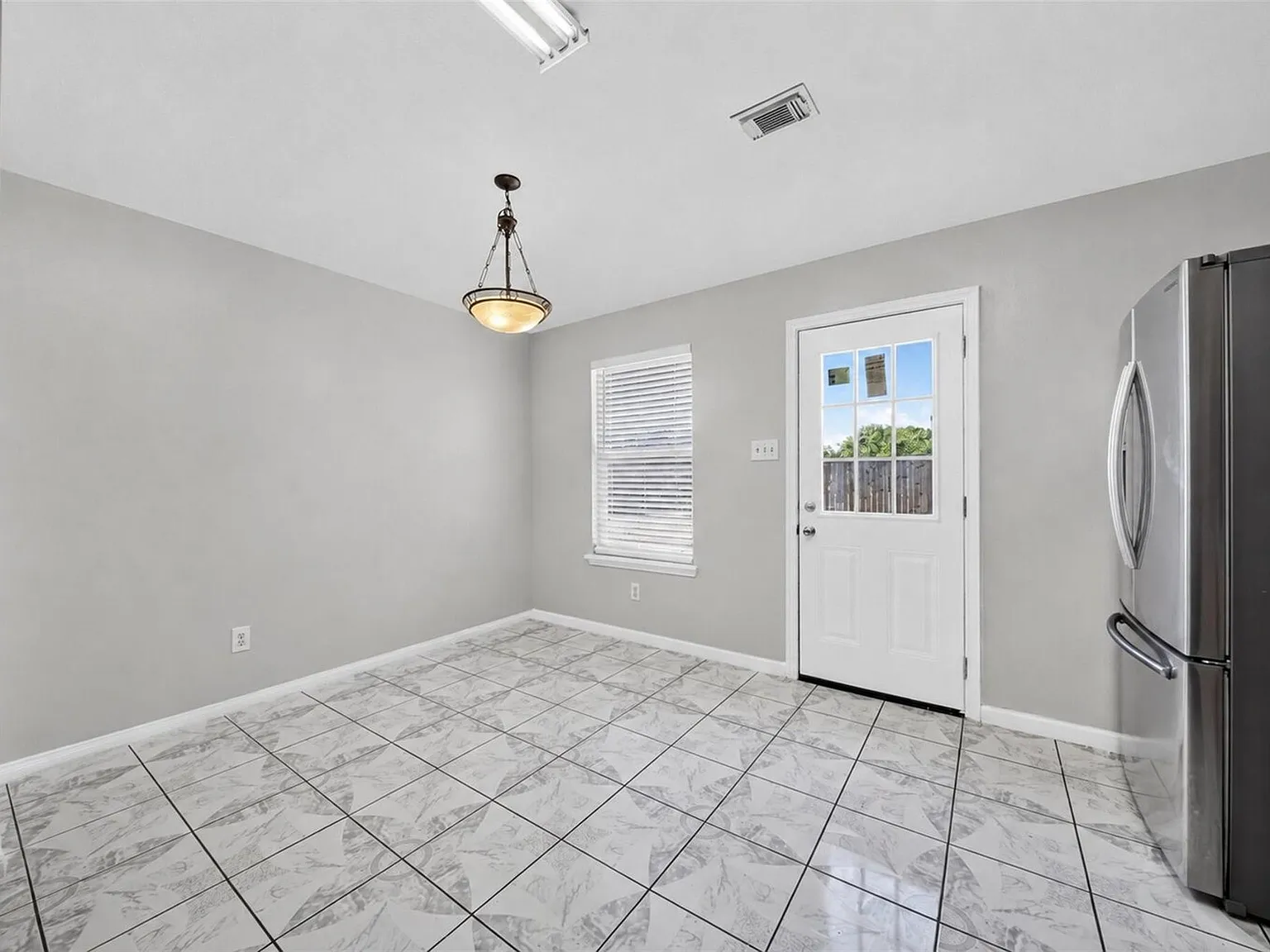 3 bed, 2.0 bath, 1270 sqft, $1,850 — Photo 4