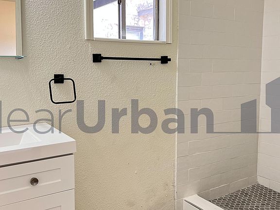 4th image of 401 Drake Ave #2