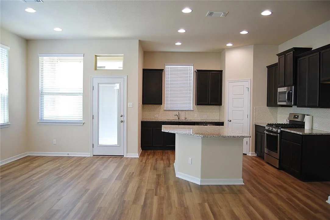 3 bed, 2.5 bath, 1924 sqft, $2,150 — Photo 4