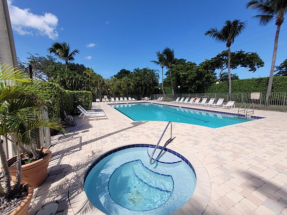 Resort Style Swimming Pool w/Jacuzzi