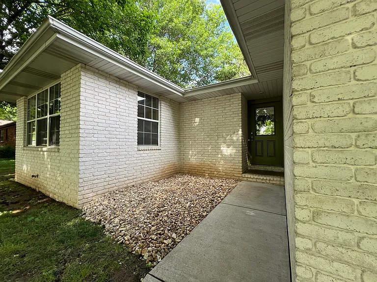 1538 S Saint Marys Ave — Photo 2