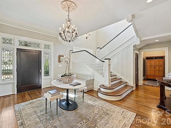 5th image of 1136 Queens Rd