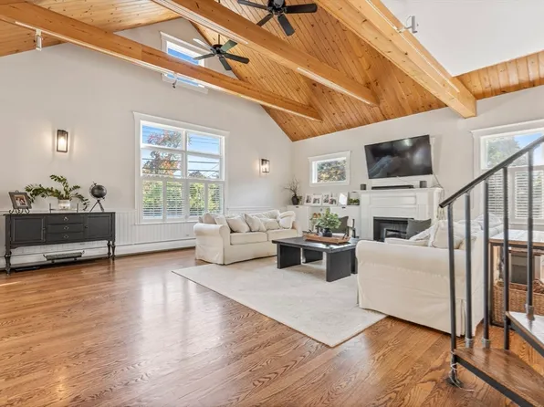 11 Crowley Rd, Burlington, MA 01803