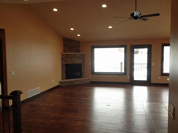 4th image of 414 Belleview Ct