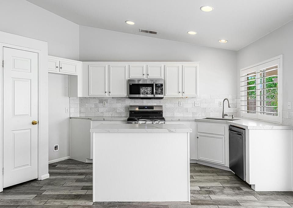 1st image of 45925 La Flor Ln