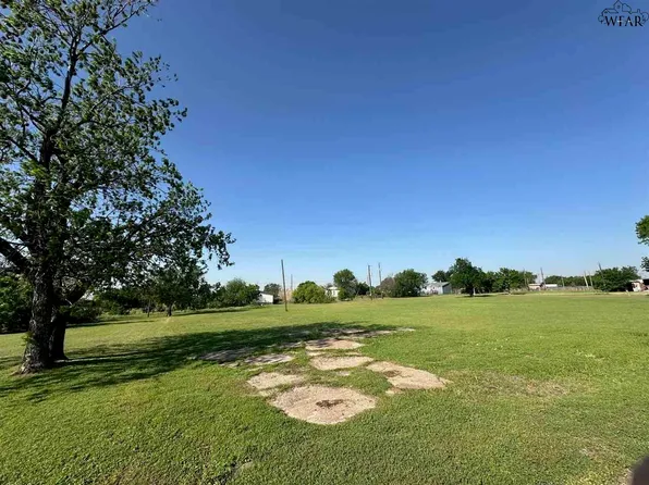 906 E Garrison Ave, Electra, TX 76360