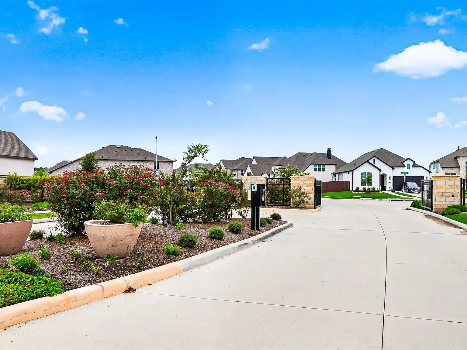 4 bed, 3.0 bath, 2530 sqft, $3,200 — Photo 4