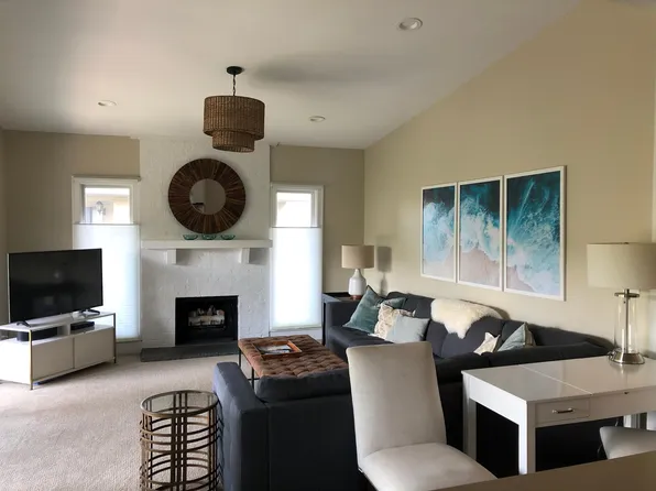 16 Abbey Villa Cir Unit H, Fontana, WI 53125