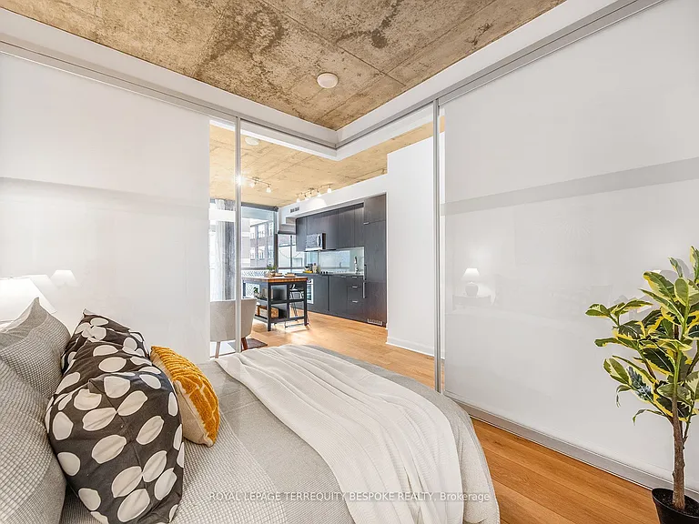 478 King St W #202 — Photo 19