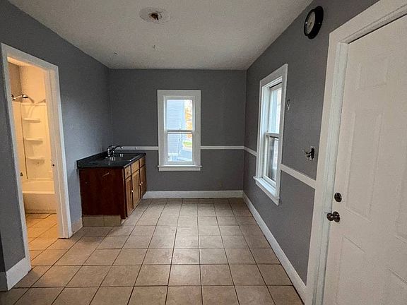 5th image of 528 Como Ave APT 1