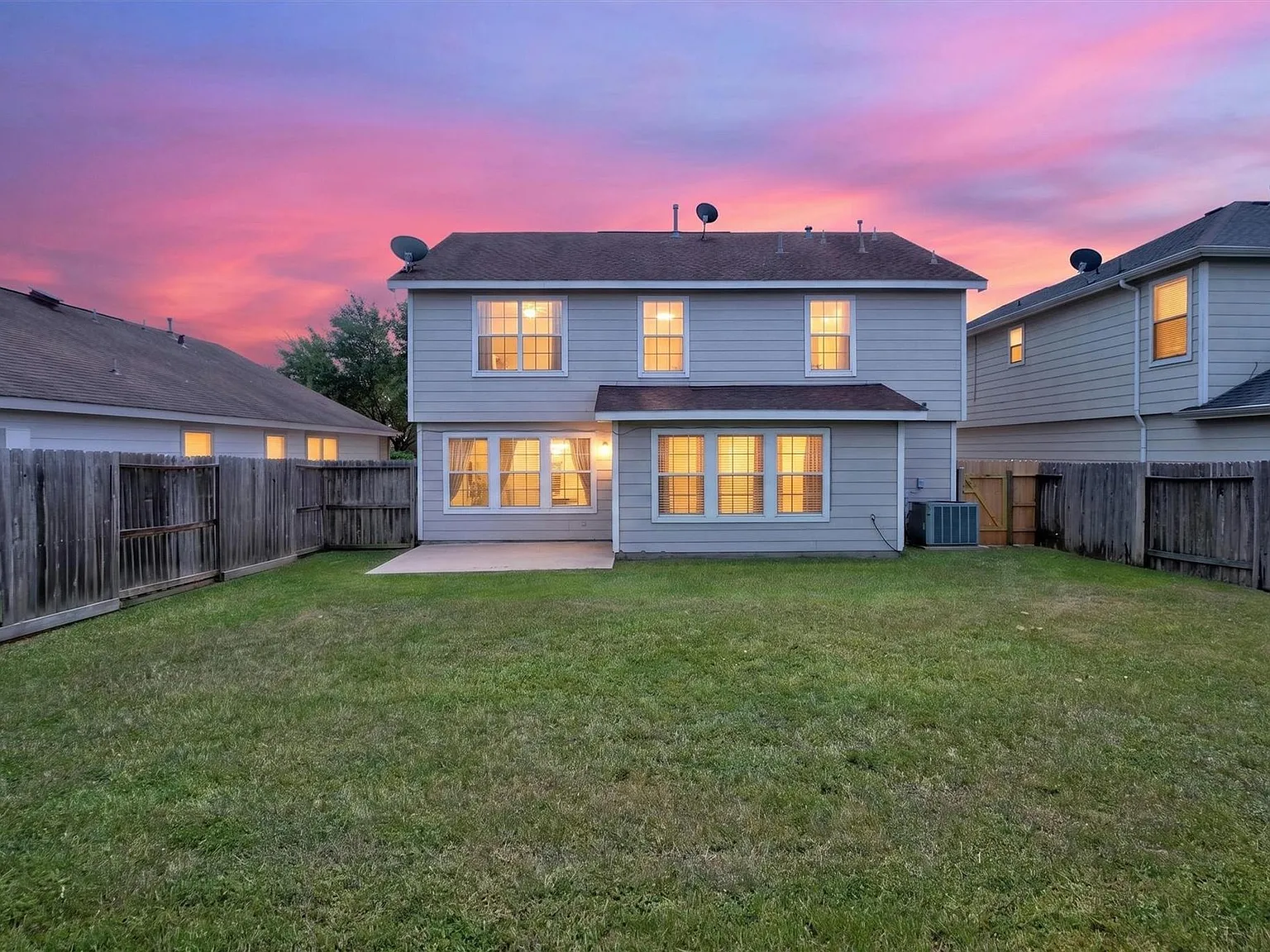 3 bed, 2.5 bath, 2427 sqft, $1,950 — Photo 2