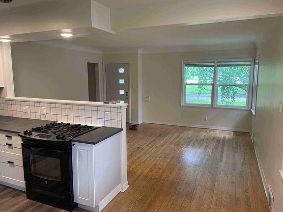4th image of 515 Desnoyer Ave