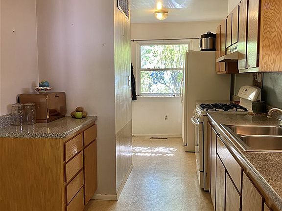 2nd image of 1015 Camino De La Serna